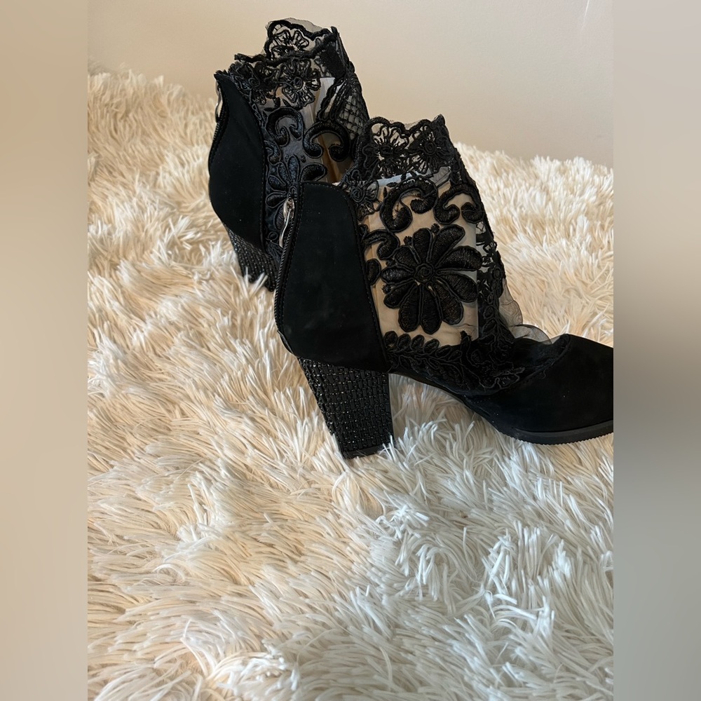COPY - Ladies heels so cute with lace size 8